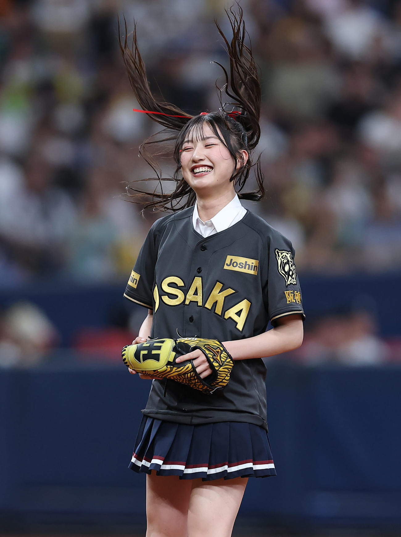 阪神対ヤクルト　始球式を務めたNMB48の塩月希依音（撮影・前田充）