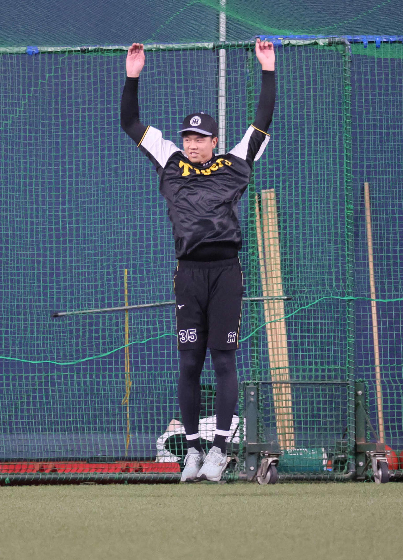 阪神対ヤクルト　ウオームアップする阪神才木（撮影・宮崎幸一)