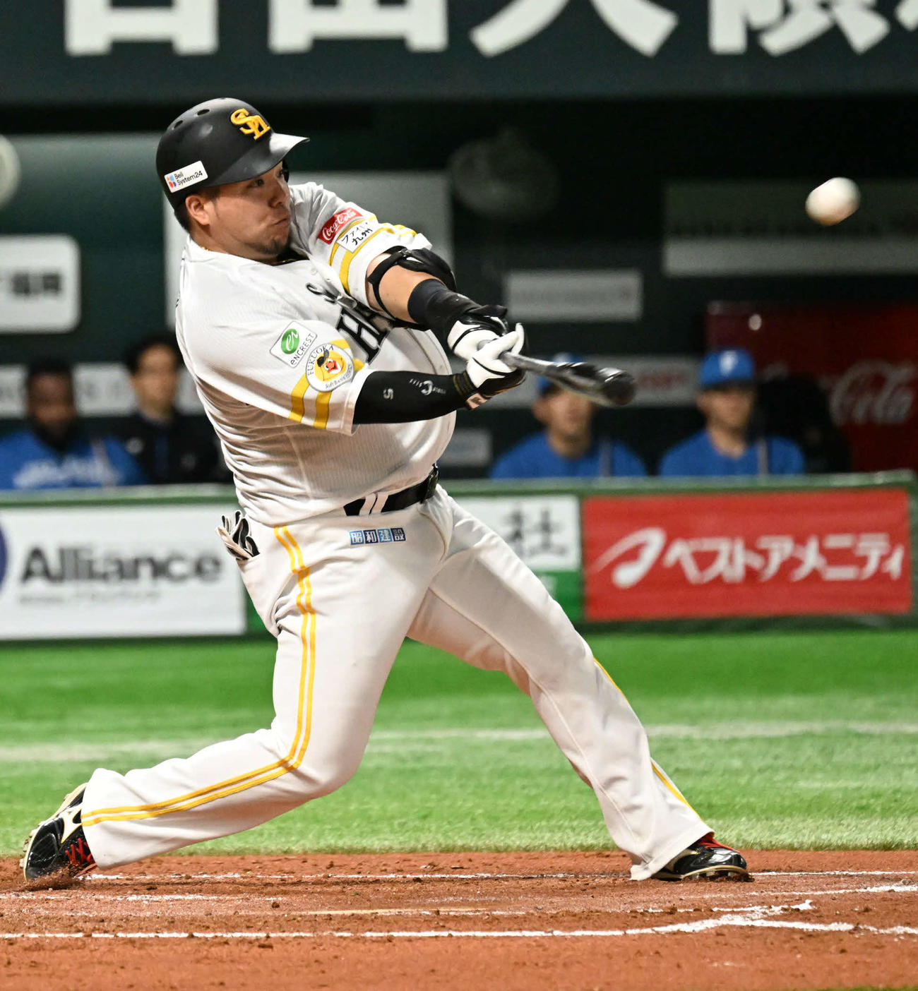 ソフトバンク対日本ハム　2回裏ソフトバンク無死、山川は本塁打を放つ（撮影・林敢治）