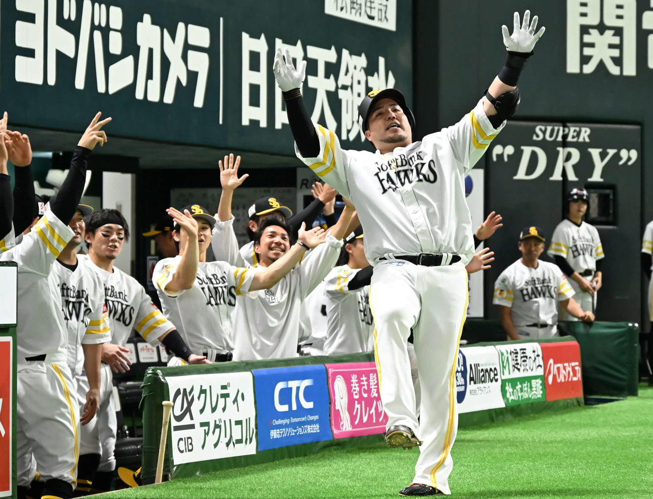 ソフトバンク対日本ハム　2回裏ソフトバンク無死、山川（右から3番目）は本塁打を放つ（撮影・林敢治）