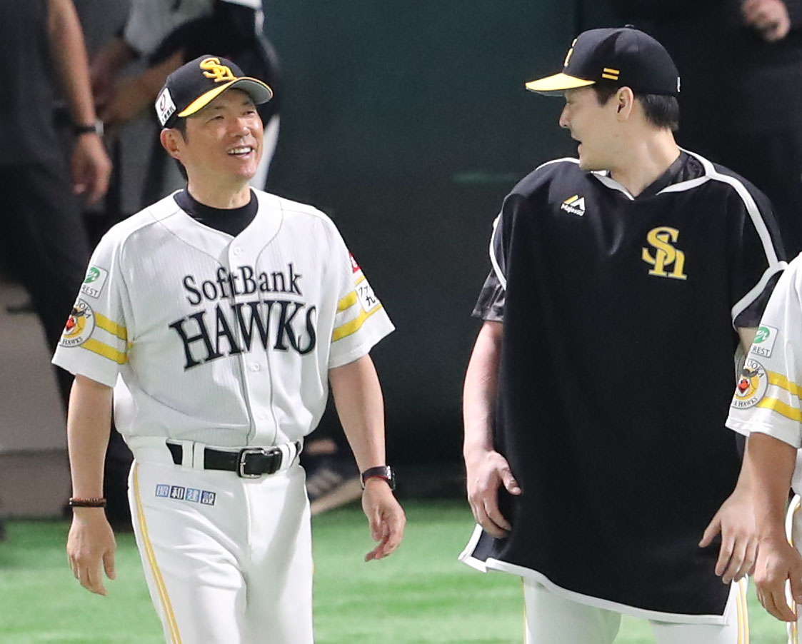 ソフトバンク対日本ハム　勝利投手となった有原に笑顔で声をかける小久保監督（撮影・梅根麻紀）