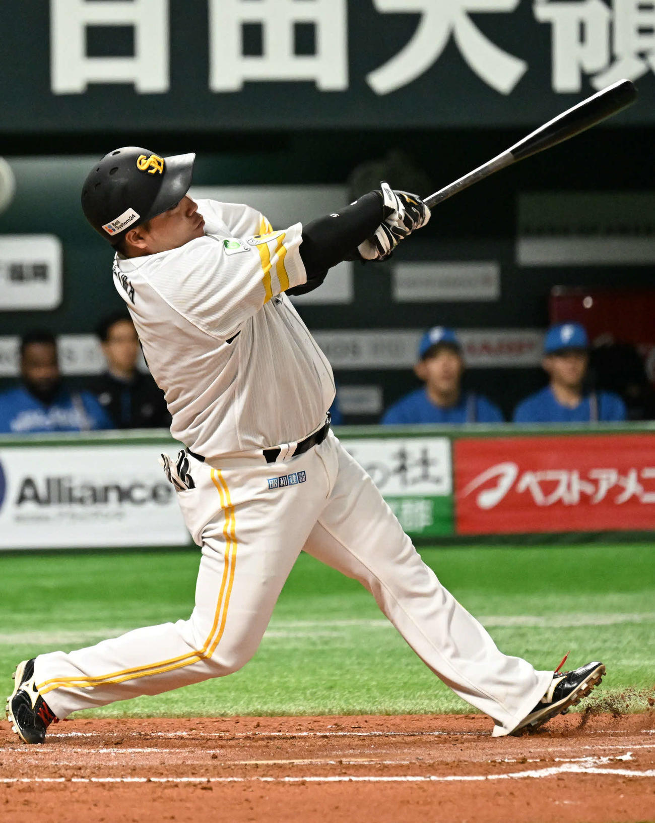 ソフトバンク対日本ハム　2回裏ソフトバンク無死、山川は本塁打を放つ（撮影・林敢治）