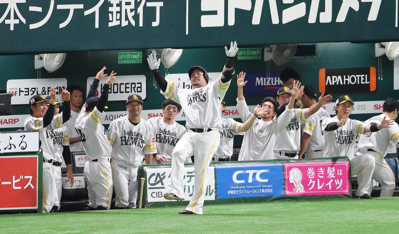 ソフトバンク対日本ハム　2回裏ソフトバンク無死、山川は左中間本塁打を放ちポーズを決める（撮影・梅根麻紀）