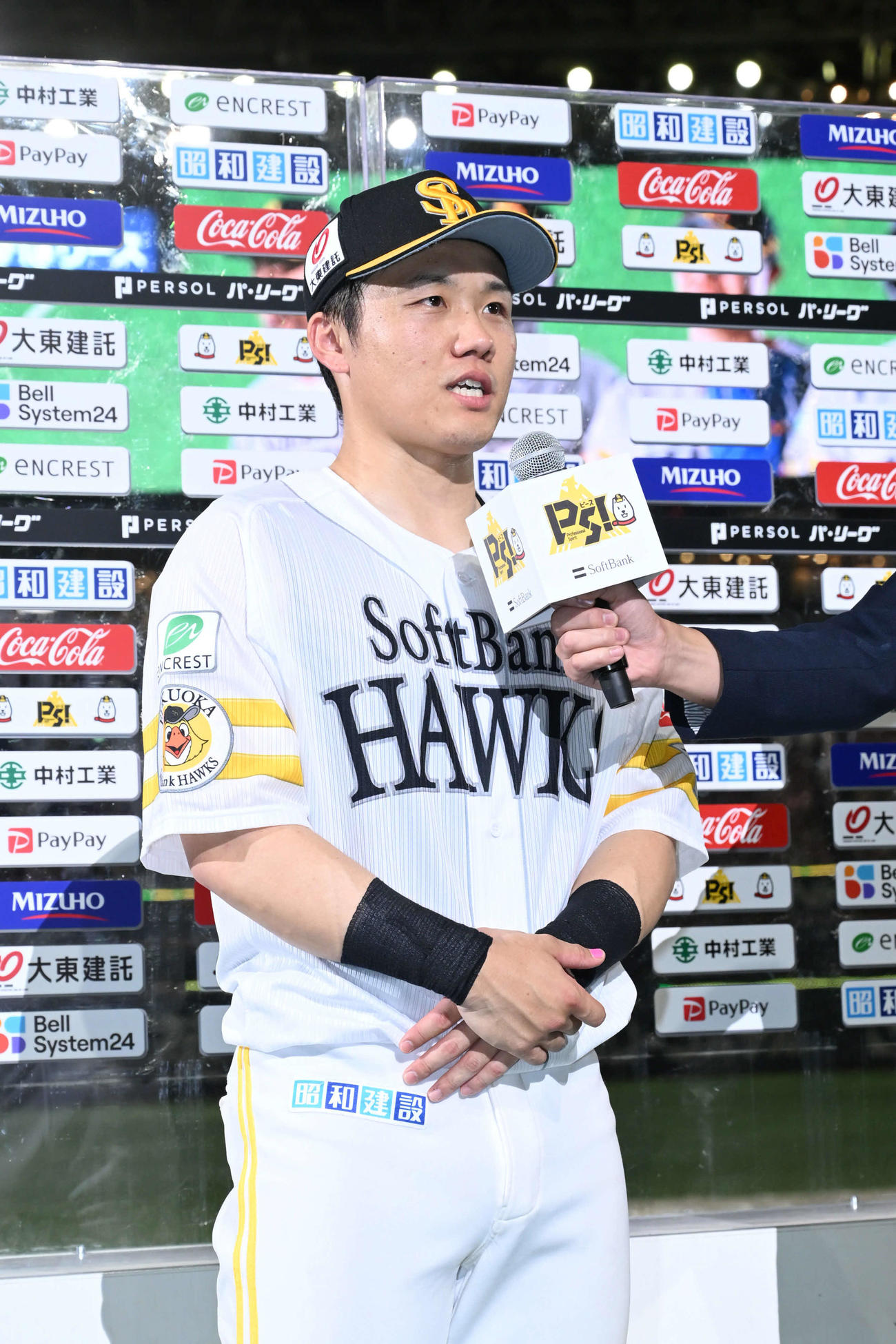 ソフトバンク対日本ハム　インタビューに応じる海野（撮影・林敢治）