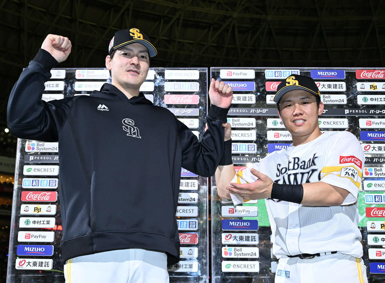 ソフトバンク対日本ハム　撮影に応じる有原（左）と海野（撮影・林敢治）