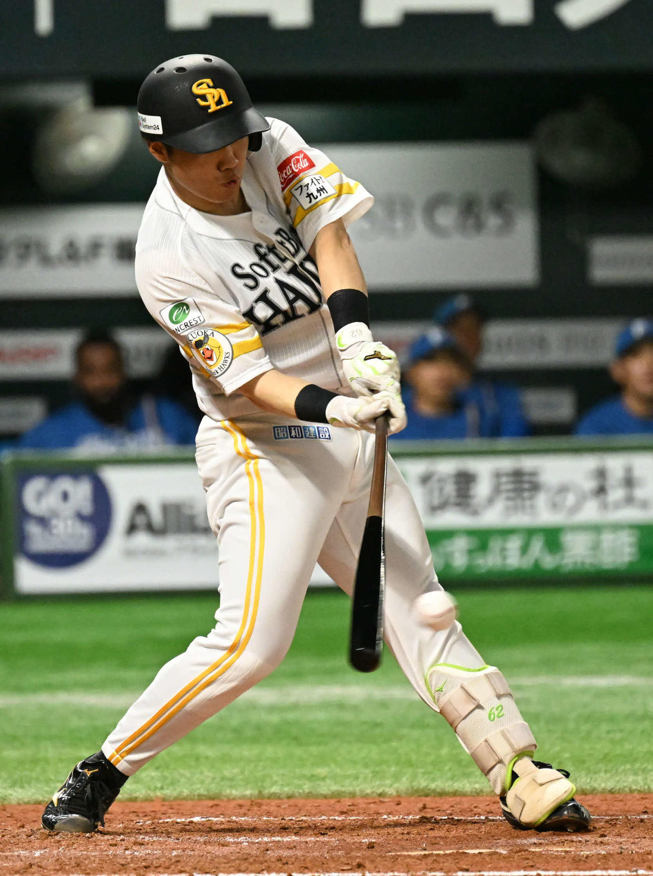 ソフトバンク対日本ハム　2回裏ソフトバンク1死一、二塁、海野は勝ち越し適時打を放つ（撮影・林敢治）