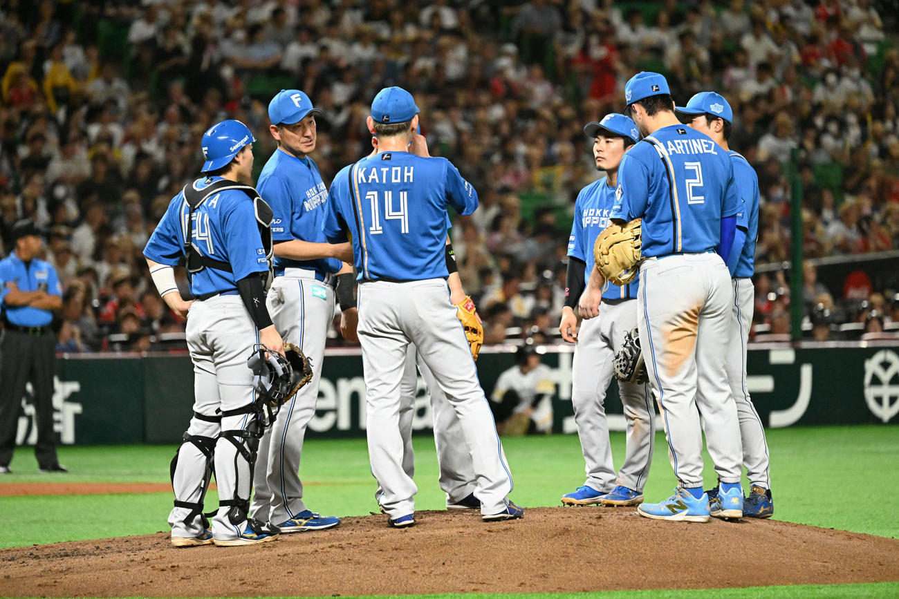 ソフトバンク対日本ハム　2回裏ソフトバンク1死一、二塁、マウンドに集まる日本ハムナイン（撮影・林敢治）