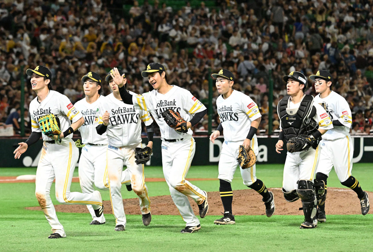 ソフトバンク対日本ハム　勝利を収めたホークスナイン（撮影・林敢治）