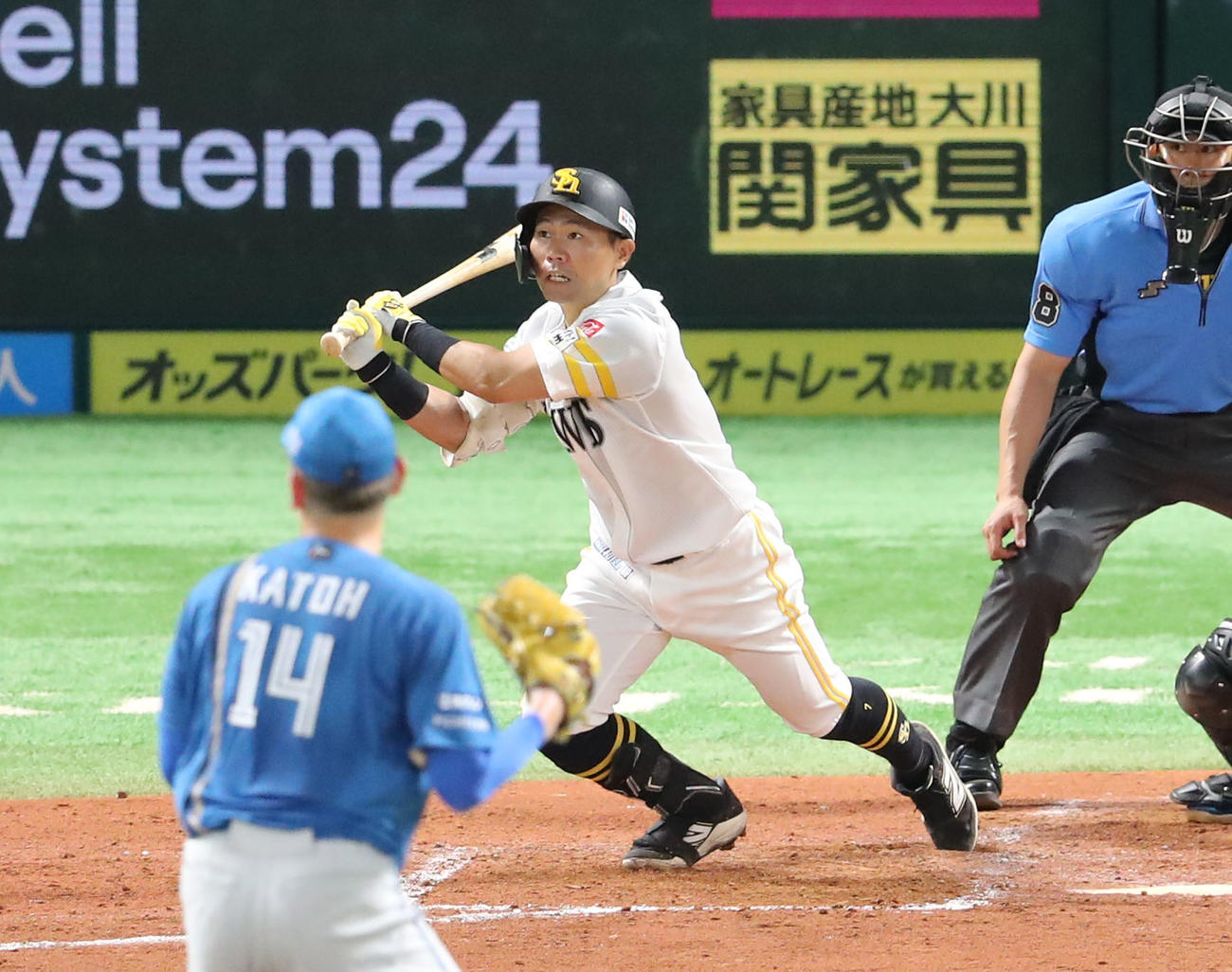 ソフトバンク対日本ハム　4回裏ソフトバンク無死、中村は右越え二塁打を放つ（撮影・梅根麻紀）