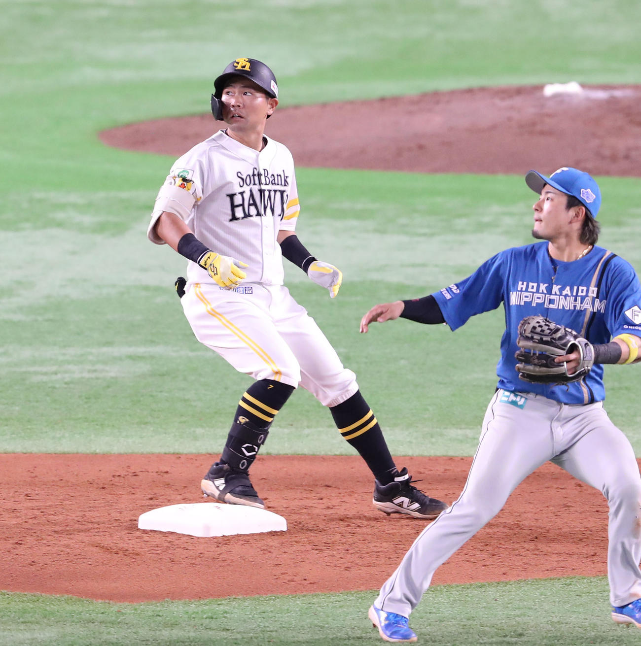 ソフトバンク対日本ハム　4回裏ソフトバンク無死、中村は右越え二塁打を放つ（撮影・梅根麻紀）