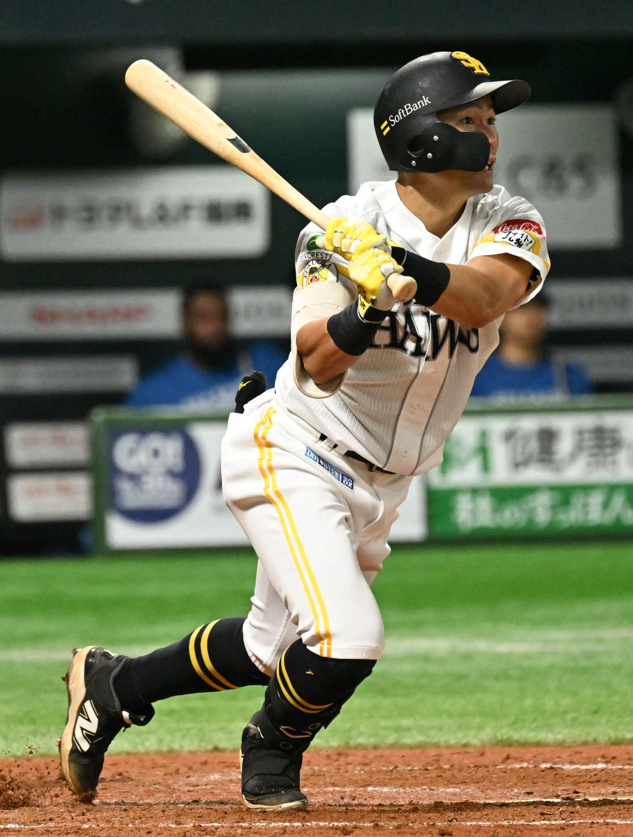 ソフトバンク対日本ハム　4回裏ソフトバンク無死、中村は右前に二塁打を放つ（撮影・林敢治）