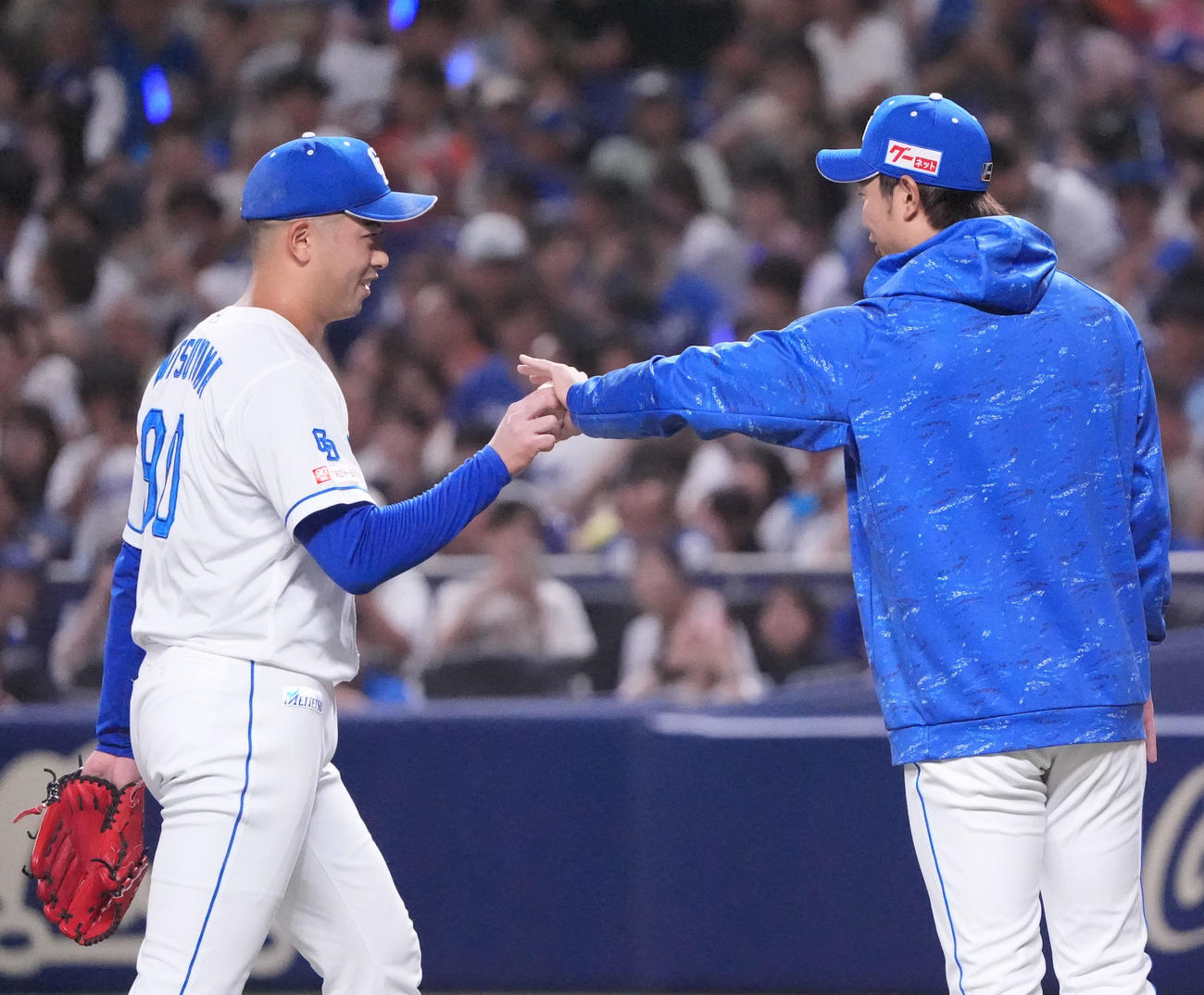 中日対広島　試合終了、高橋宏（右）に勝利球を渡す松山（撮影・森本幸一）