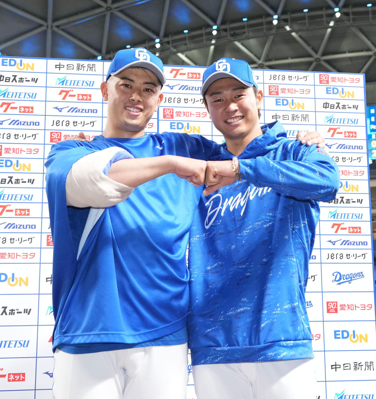 中日対広島　ヒーローインタビューを終えポーズを決める松山（左）と高橋宏（撮影・森本幸一）
