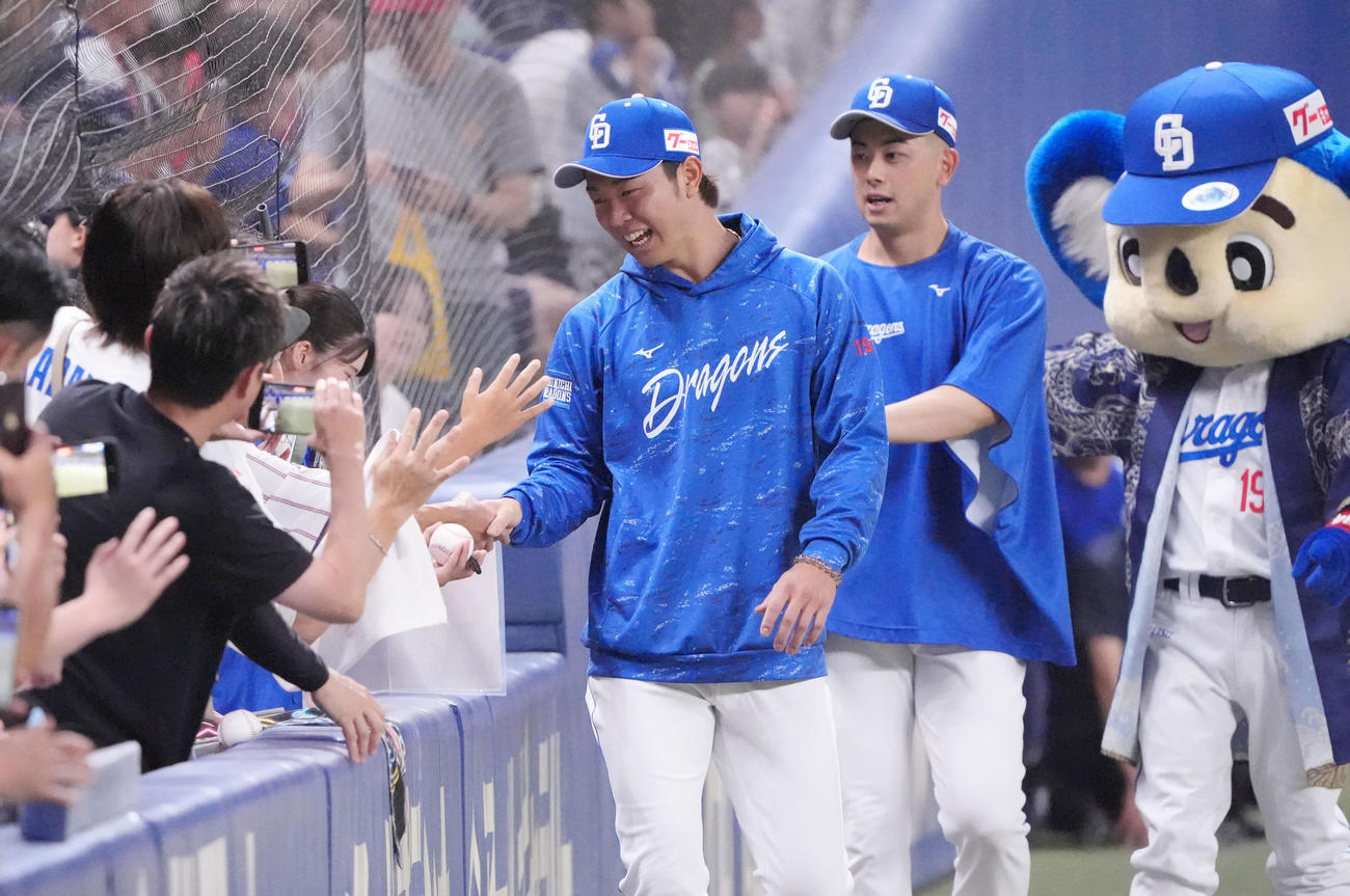 中日対広島　ファンとタッチを交わす右からドアラ、松山、高橋宏（撮影・森本幸一）