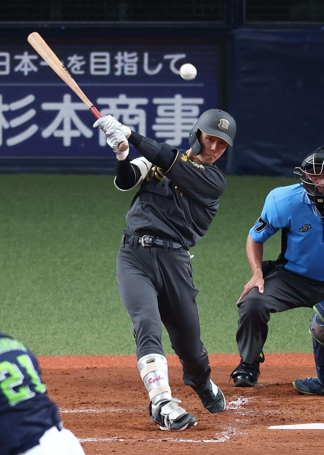 阪神対ヤクルト　3回裏阪神2死一塁、小幡は中前打を放つ（撮影・上田博志）