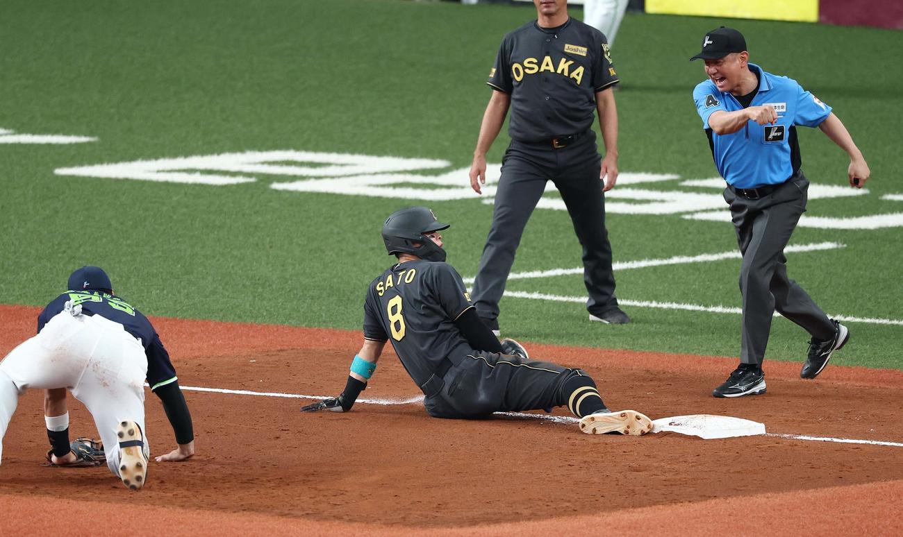 阪神対ヤクルト　3回裏阪神2死一塁、佐藤輝（中央）は小幡の中前打で三塁を狙うも憤死する（撮影・上田博志）