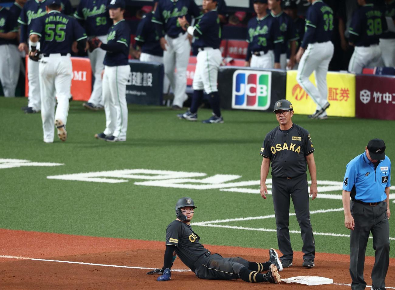 阪神対ヤクルト　3回裏阪神2死一塁、佐藤輝（中央）は小幡の中前打で三塁を狙うも憤死する（撮影・上田博志）