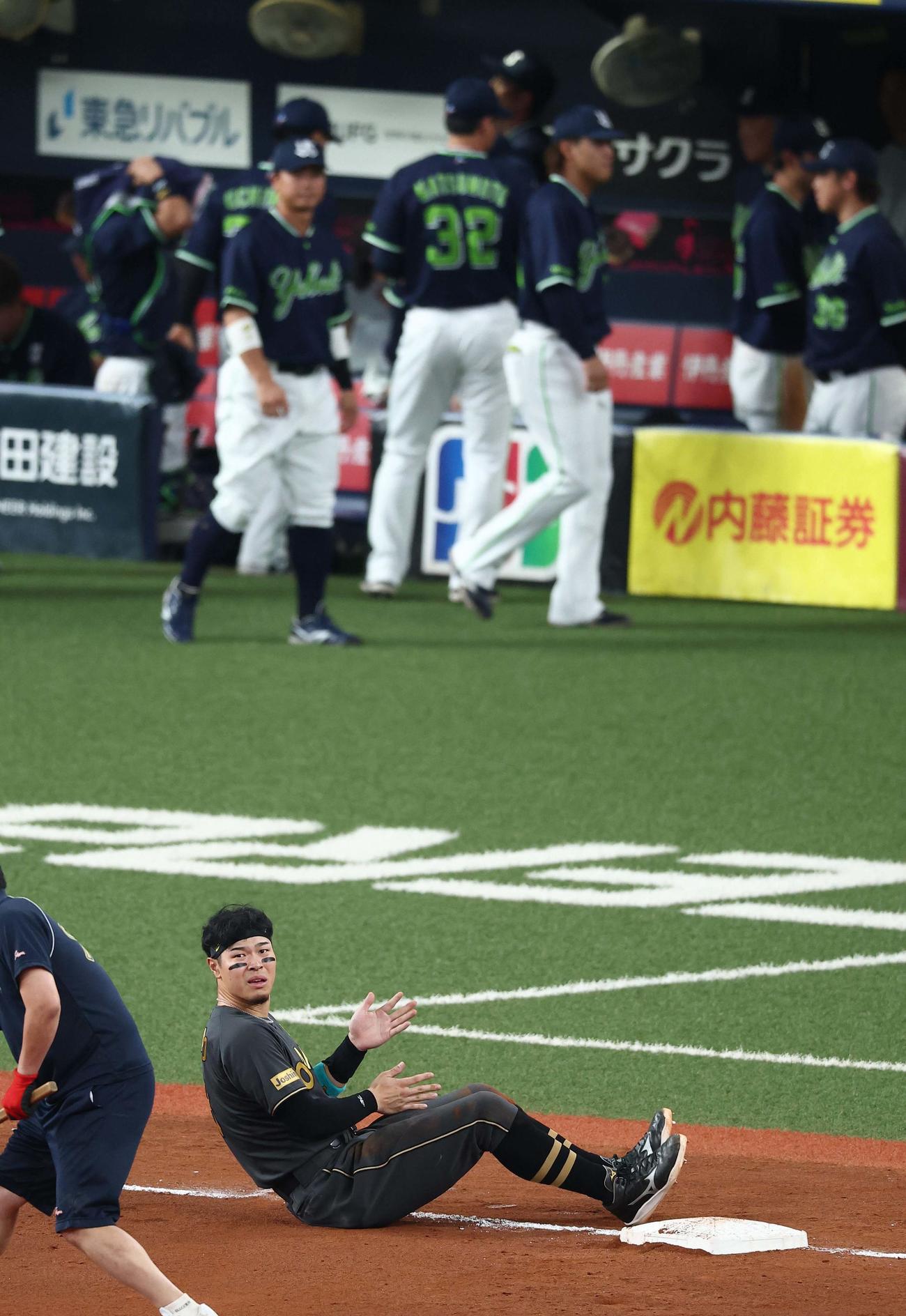 阪神対ヤクルト　3回裏阪神2死一塁、佐藤輝（中央）は小幡の中前打で三塁を狙うも憤死する（撮影・上田博志）