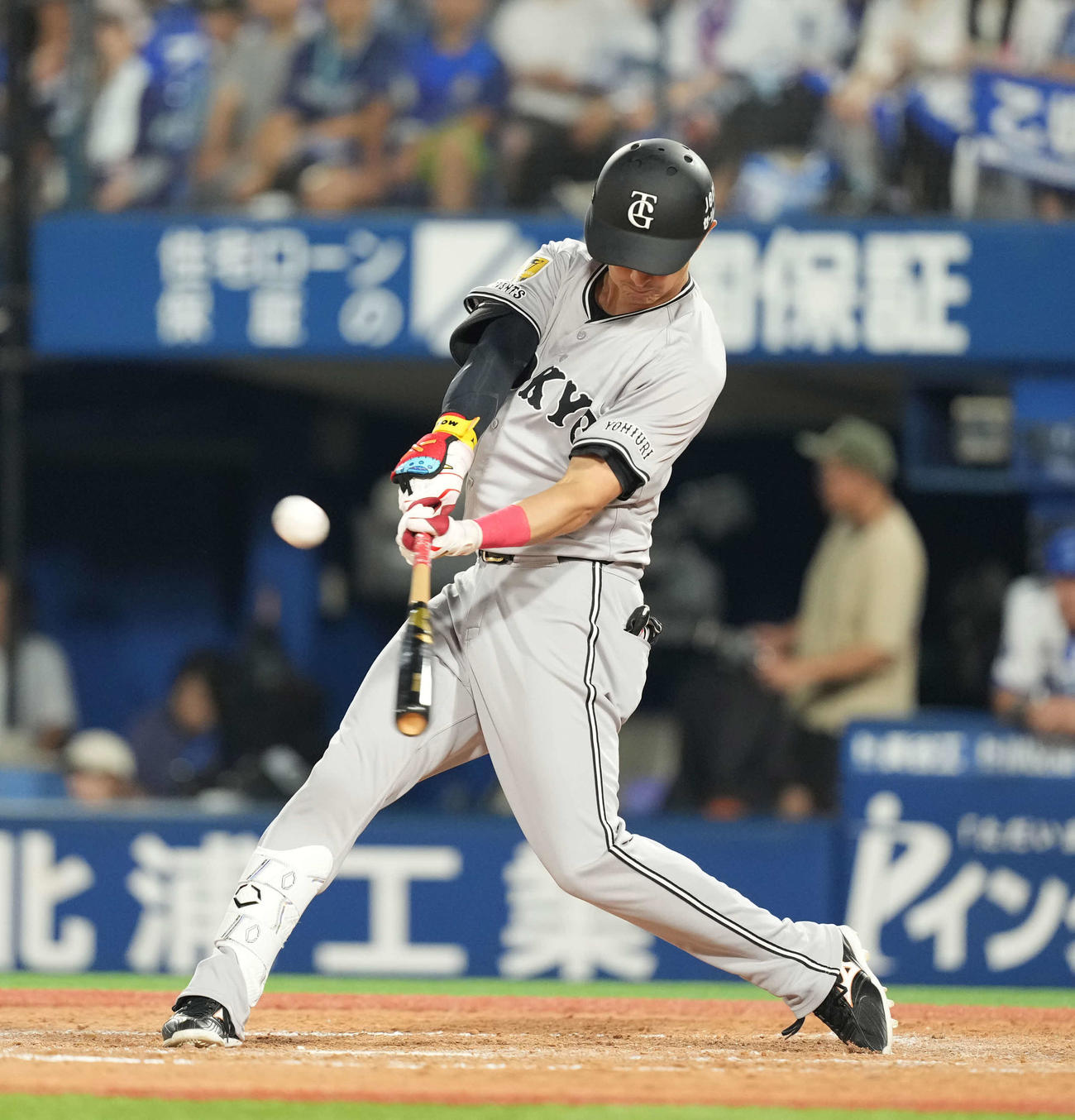 DeNA対巨人　5回表巨人2死、二塁打を放つ乙坂（撮影・井上学）