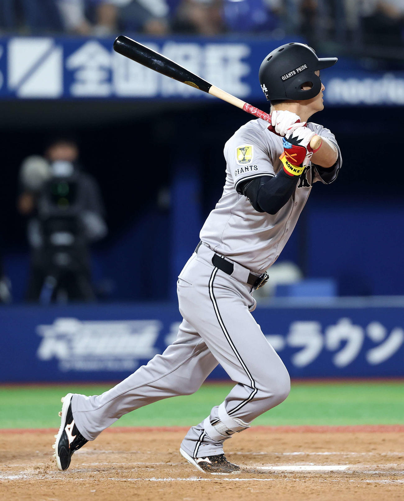 DeNA対巨人　5回表巨人2死、乙坂は左越え二塁打を放つ（撮影・鈴木正人）