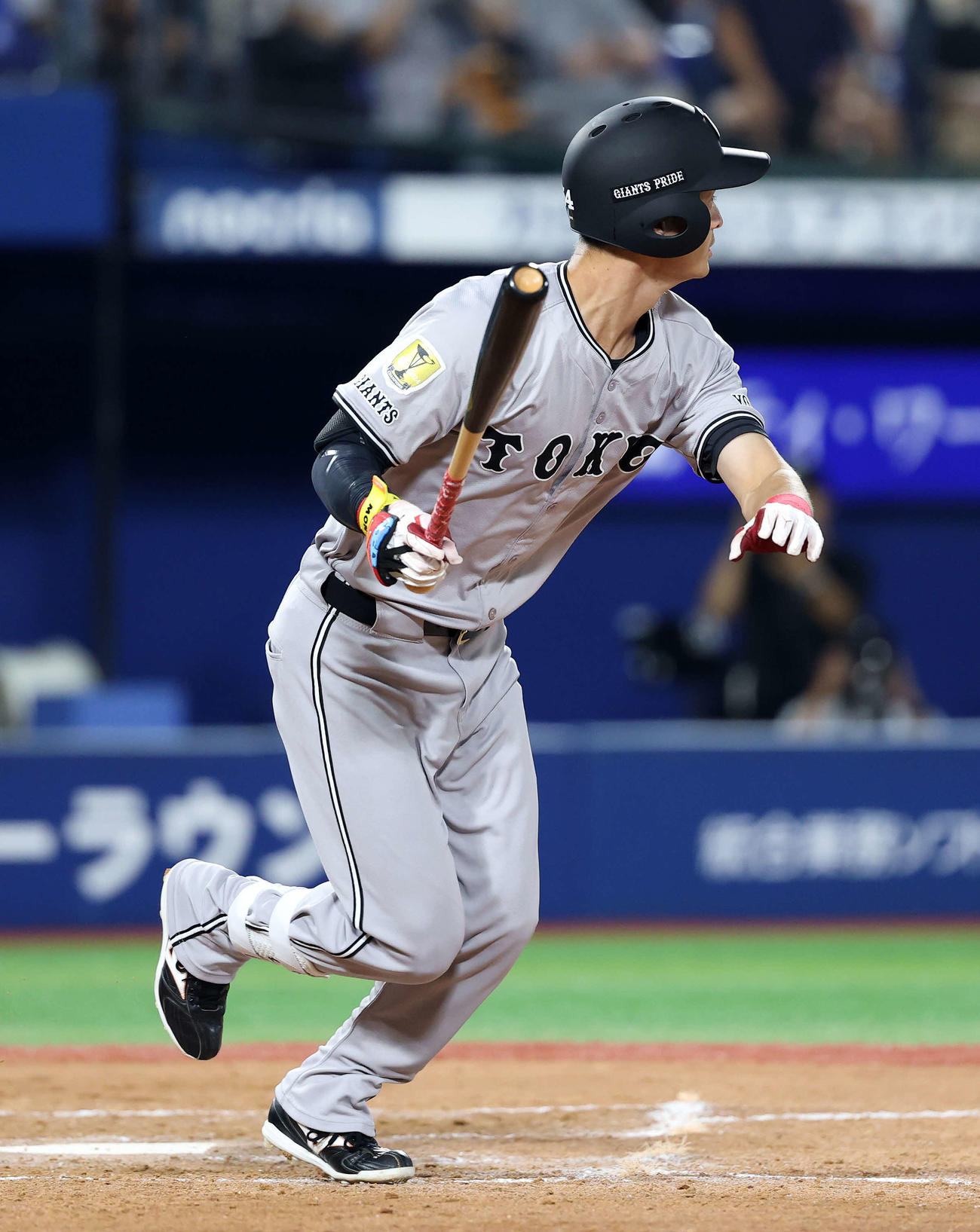 DeNA対巨人　5回表巨人2死、乙坂は左越え二塁打を放つ（撮影・鈴木正人）