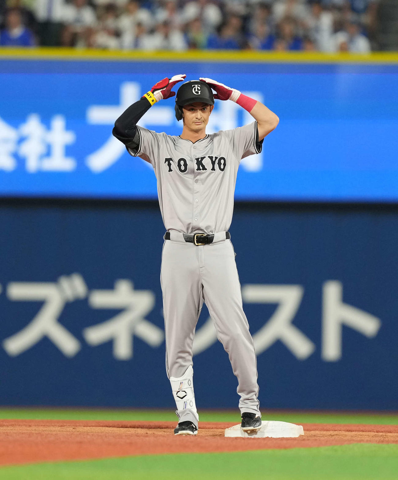 DeNA対巨人　5回表巨人2死、二塁打を放つ乙坂（撮影・井上学）