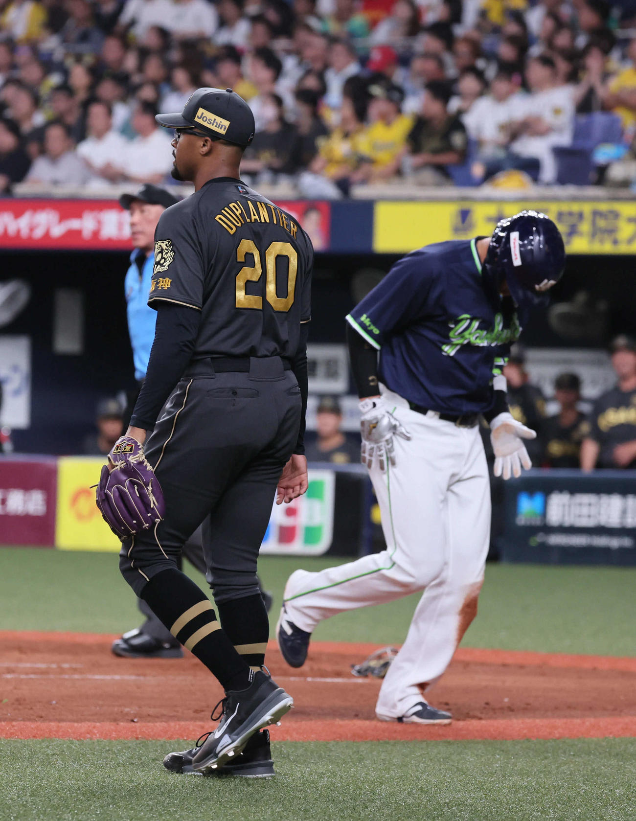 阪神対ヤクルト　4回表ヤクルト1死三塁、デュプランティエは山田の右犠飛で同点に追いつかれる（撮影・宮崎幸一)