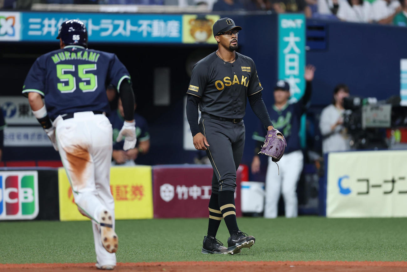 阪神対ヤクルト　4回表ヤクルト1死三塁、山田に同点犠飛を許したデュプランティエ。左は生還した村上（撮影・前田充）