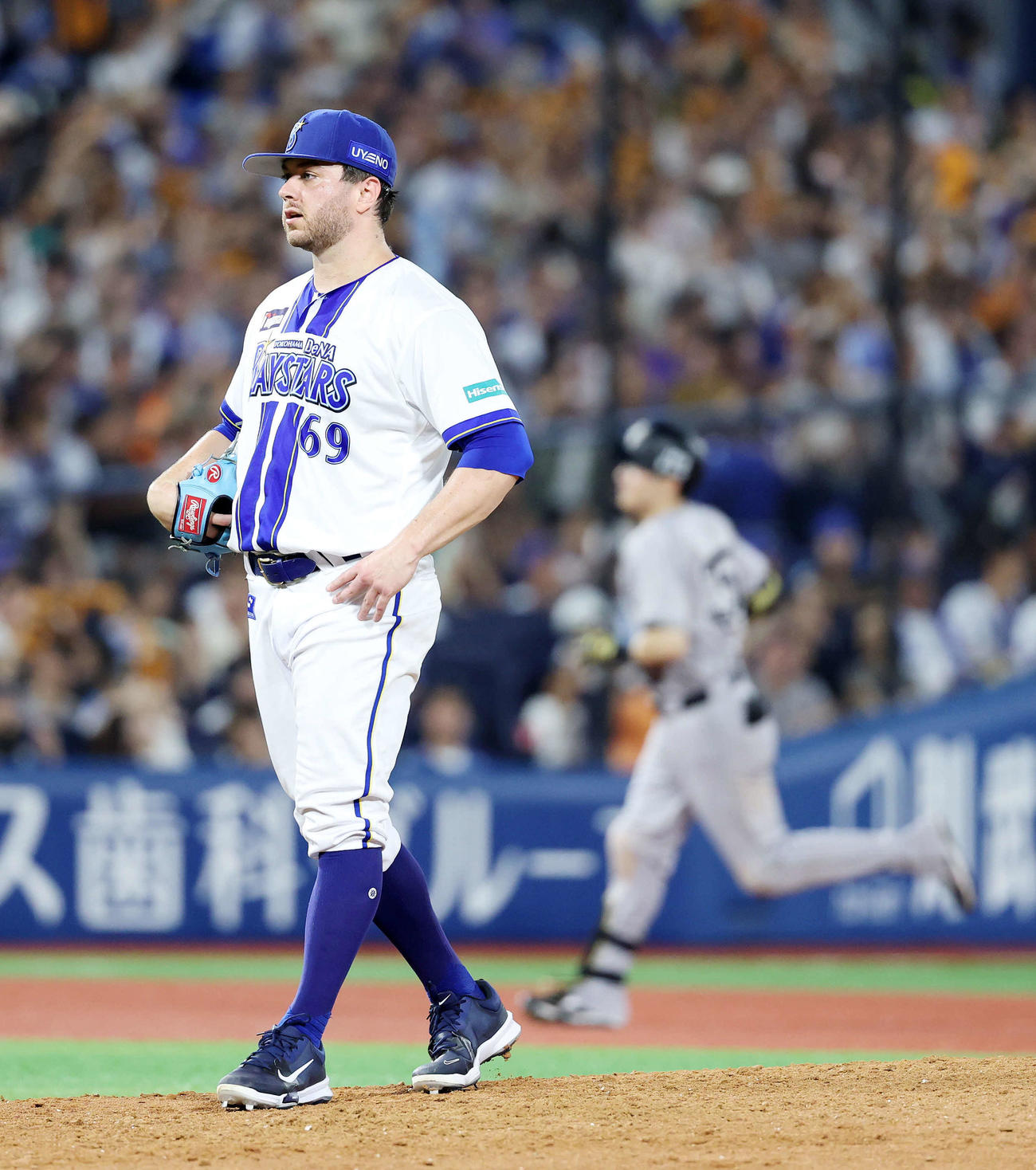 DeNA対巨人　6回表巨人1死、泉口（右）に右越えソロ本塁打を放たれたDeNAケイ（撮影・鈴木正人）