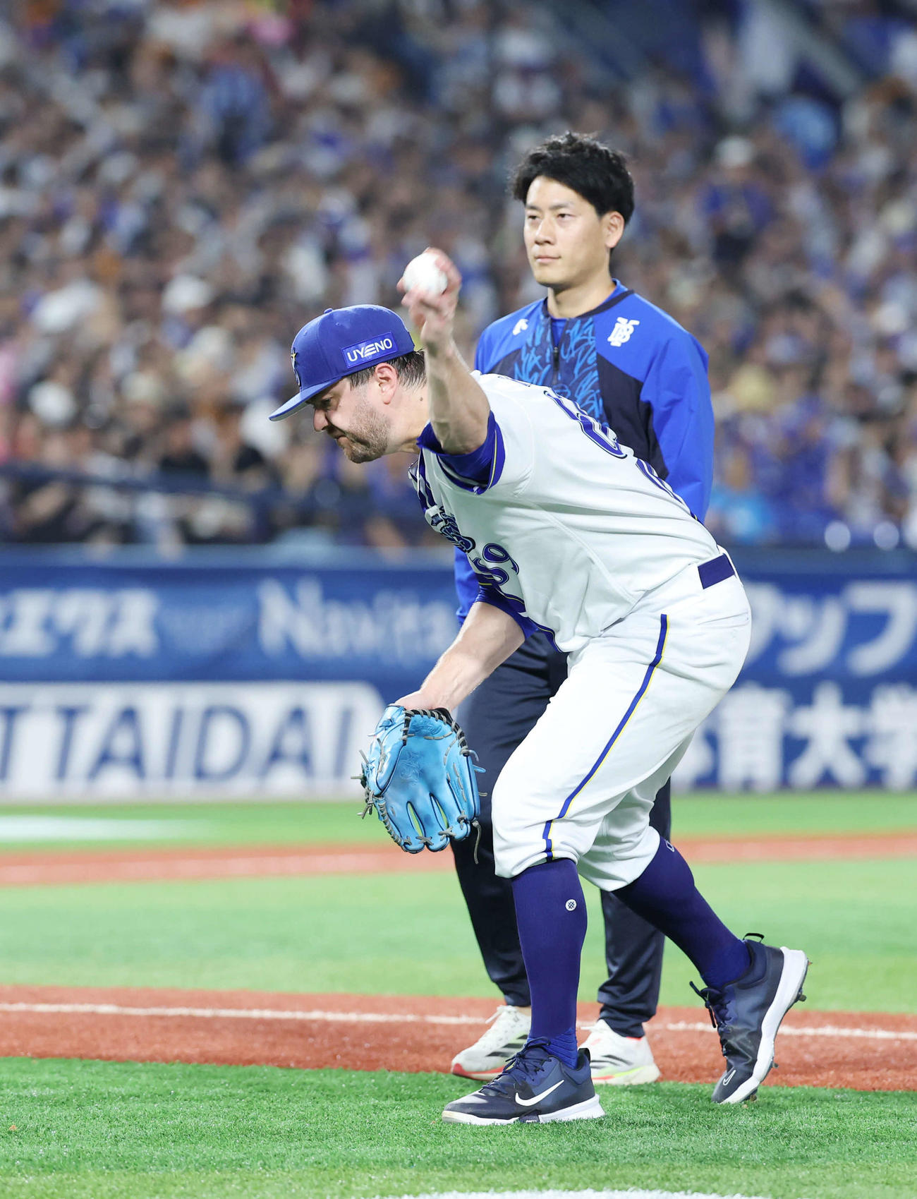 DeNA対巨人　6回表、降板を告げられボールをたたきつけ悔しがるDeNAケイ（撮影・鈴木正人）