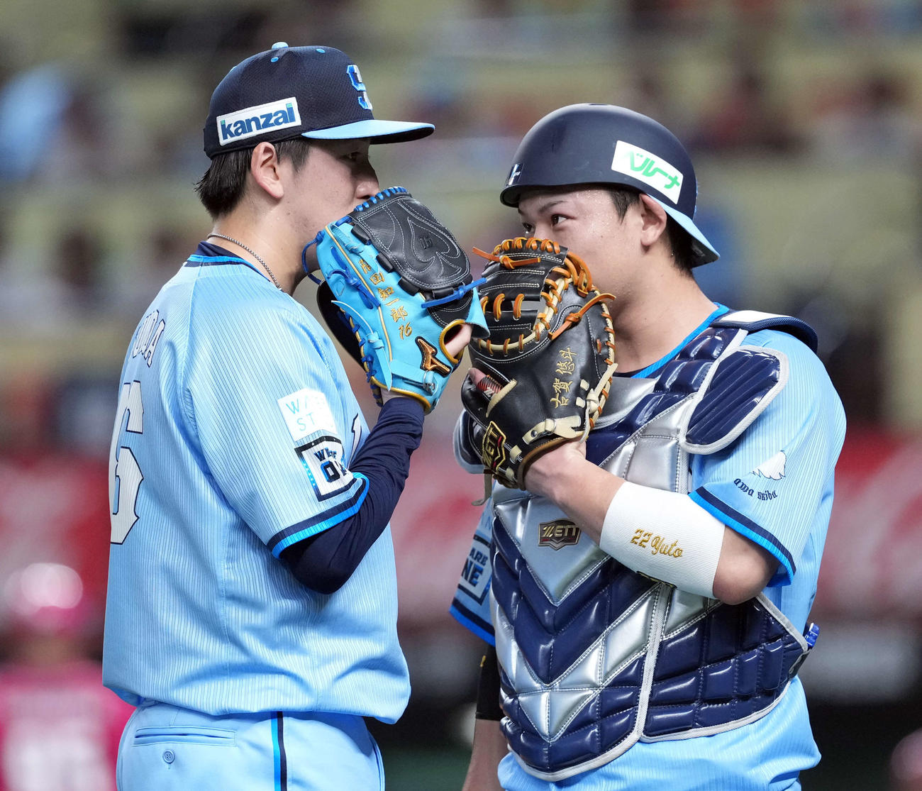 西武対楽天　4回表終了で捕手古賀悠と話をする隅田（左）（撮影・たえ見朱実）