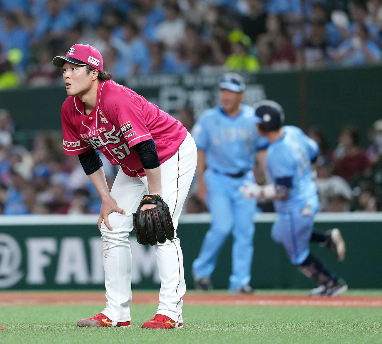 西武対楽天　2回裏西武2死一塁、古賀悠に2点本塁打を浴びる滝中（撮影・たえ見朱実）