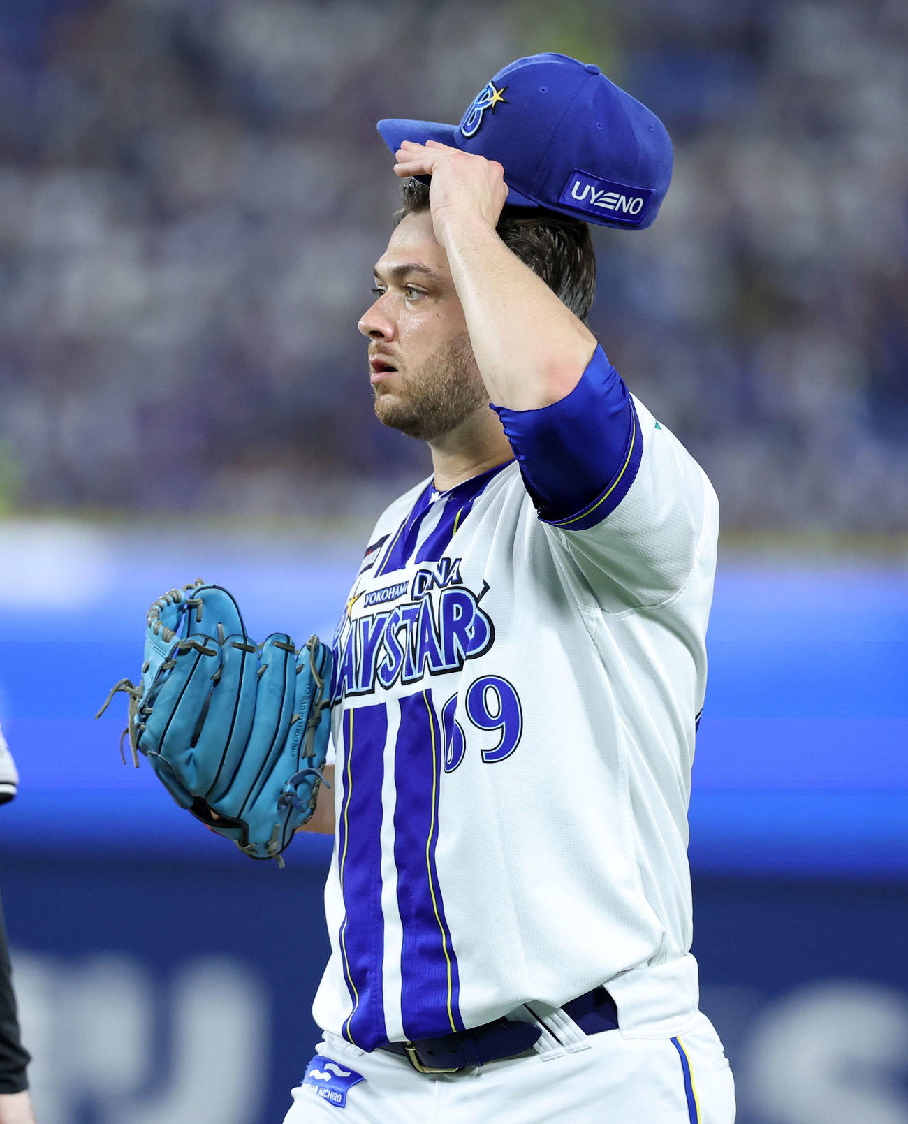 DeNA対巨人　5回表、巨人の攻撃を抑えベンチに引き揚げるDeNAケイ（撮影・鈴木正人）
