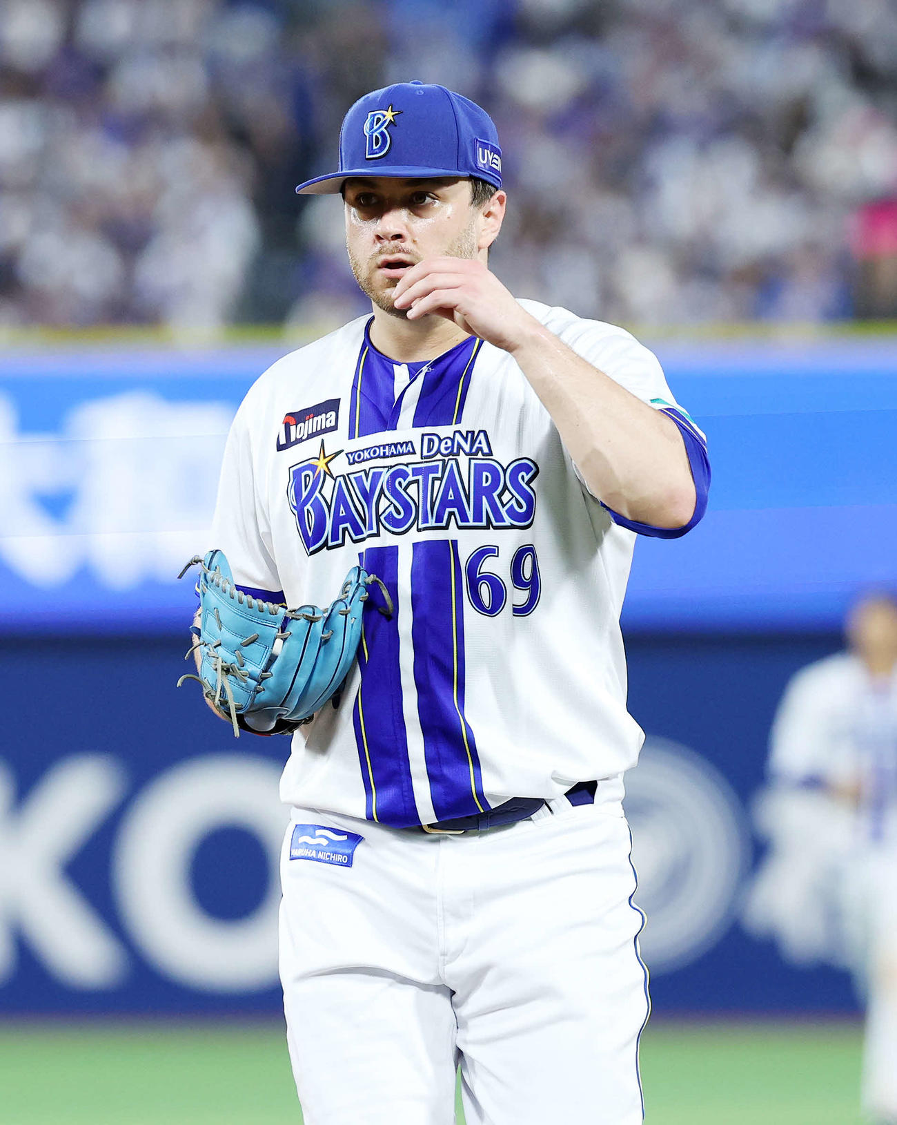 DeNA対巨人　5回表、巨人の攻撃を抑えベンチに引き揚げるDeNAケイ（撮影・鈴木正人）
