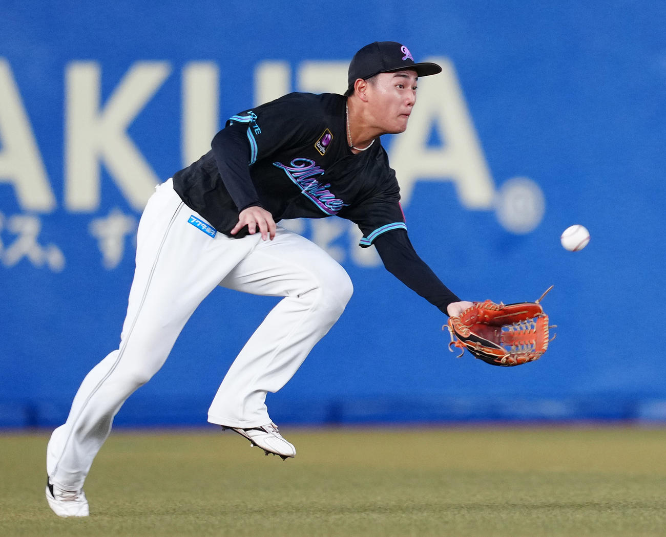 ロッテ対オリックス　2回表オリックス1死一、二塁、大里の打球を好捕する左翼手西川（撮影・鈴木みどり）