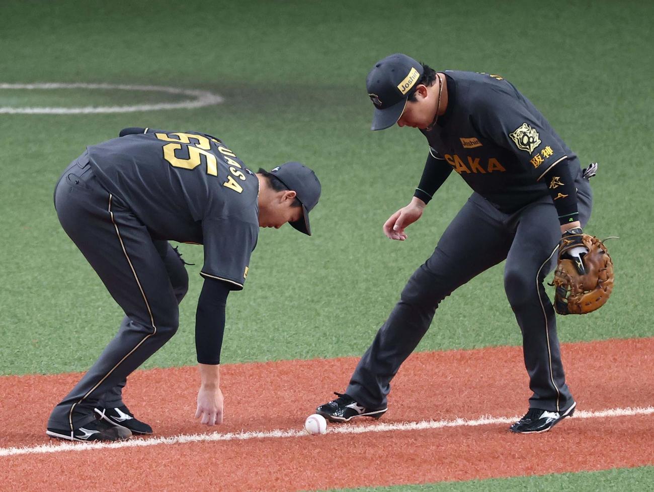 阪神対ヤクルト　7回表ヤクルト無死一塁、岩田のバントした打球を見る湯浅（左）と大山。ラインを割らず安打となる（撮影・上田博志）