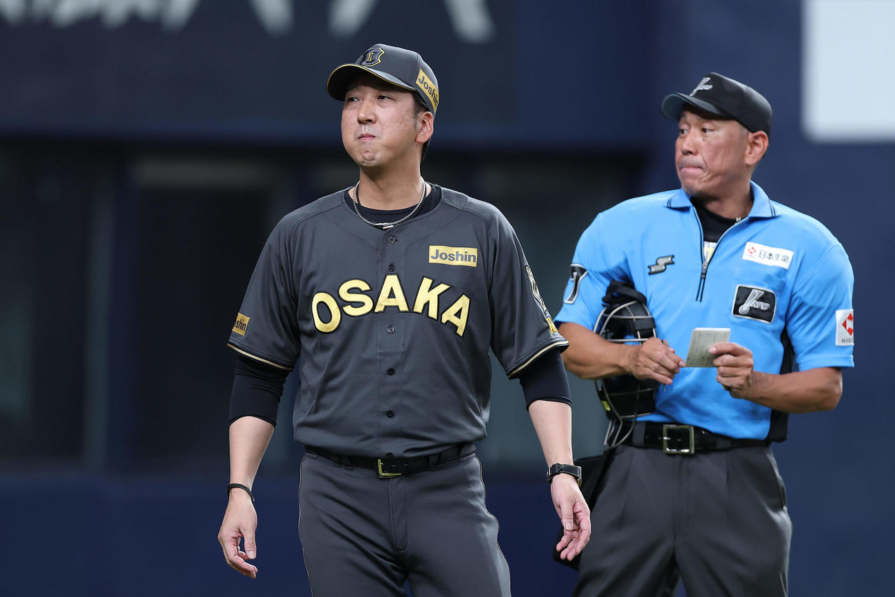 阪神対ヤクルト　6回裏を終え、選手交代を告げた阪神藤川監督（撮影・前田充）
