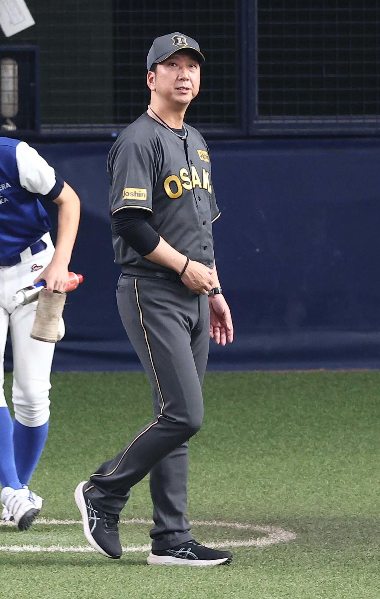 阪神対ヤクルト　選手交代を告げる藤川監督（撮影・上田博志）