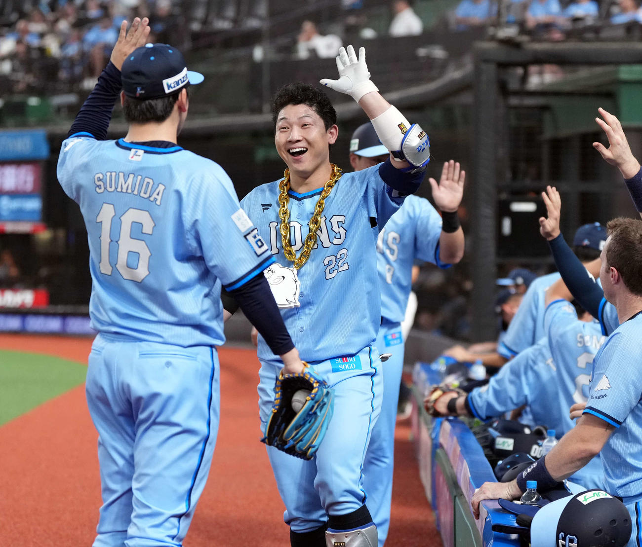 西武対楽天　2回裏西武2死一塁、2点本塁打を放ち隅田の出迎えに笑顔を見せる古賀悠（撮影・たえ見朱実）