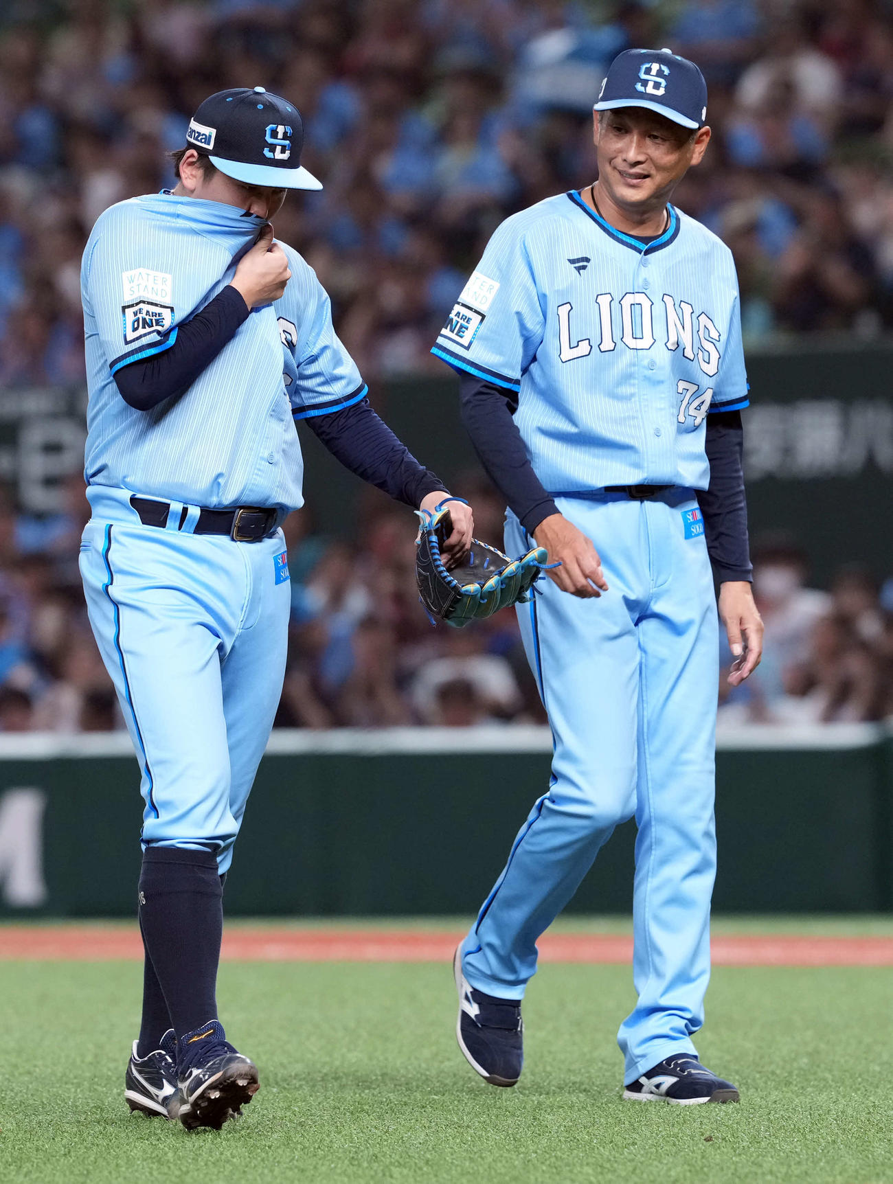 西武対楽天　8回途中でマウンドを降りる隅田。右は西口監督（撮影・たえ見朱実）