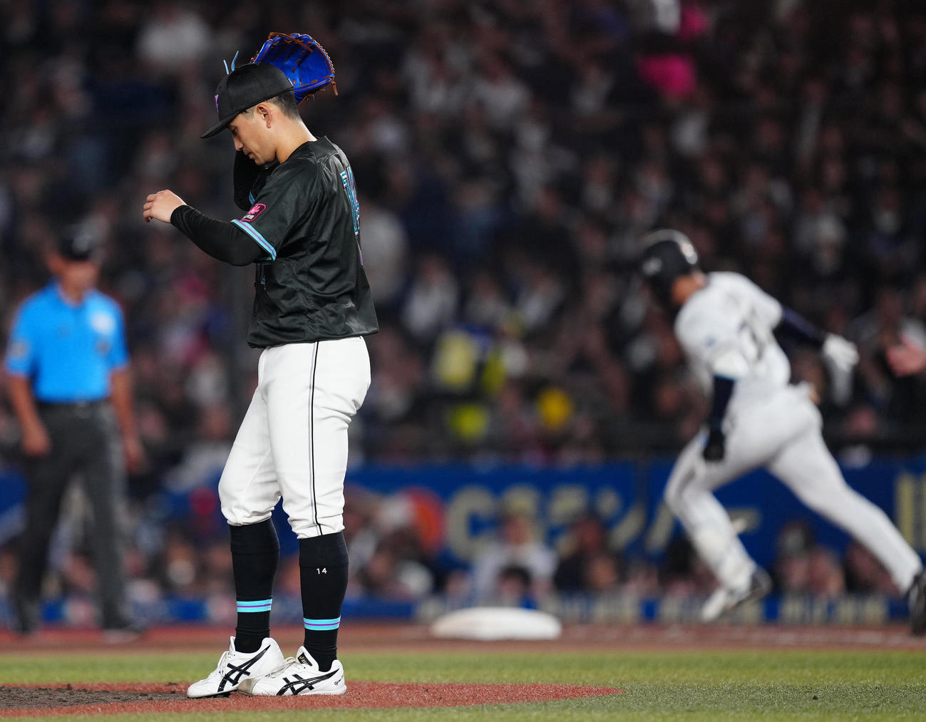 ロッテ対オリックス　6回表オリックス1死、太田に左中間へのソロ本塁打を浴び、うつむく小島（撮影・鈴木みどり）
