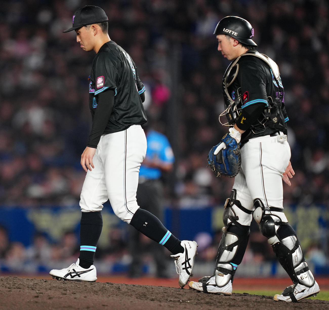 ロッテ対オリックス　5回表オリックス2死満塁、頓宮に先制の押し出し四球を与え、うつむく小島（左）と寺地（撮影・鈴木みどり）