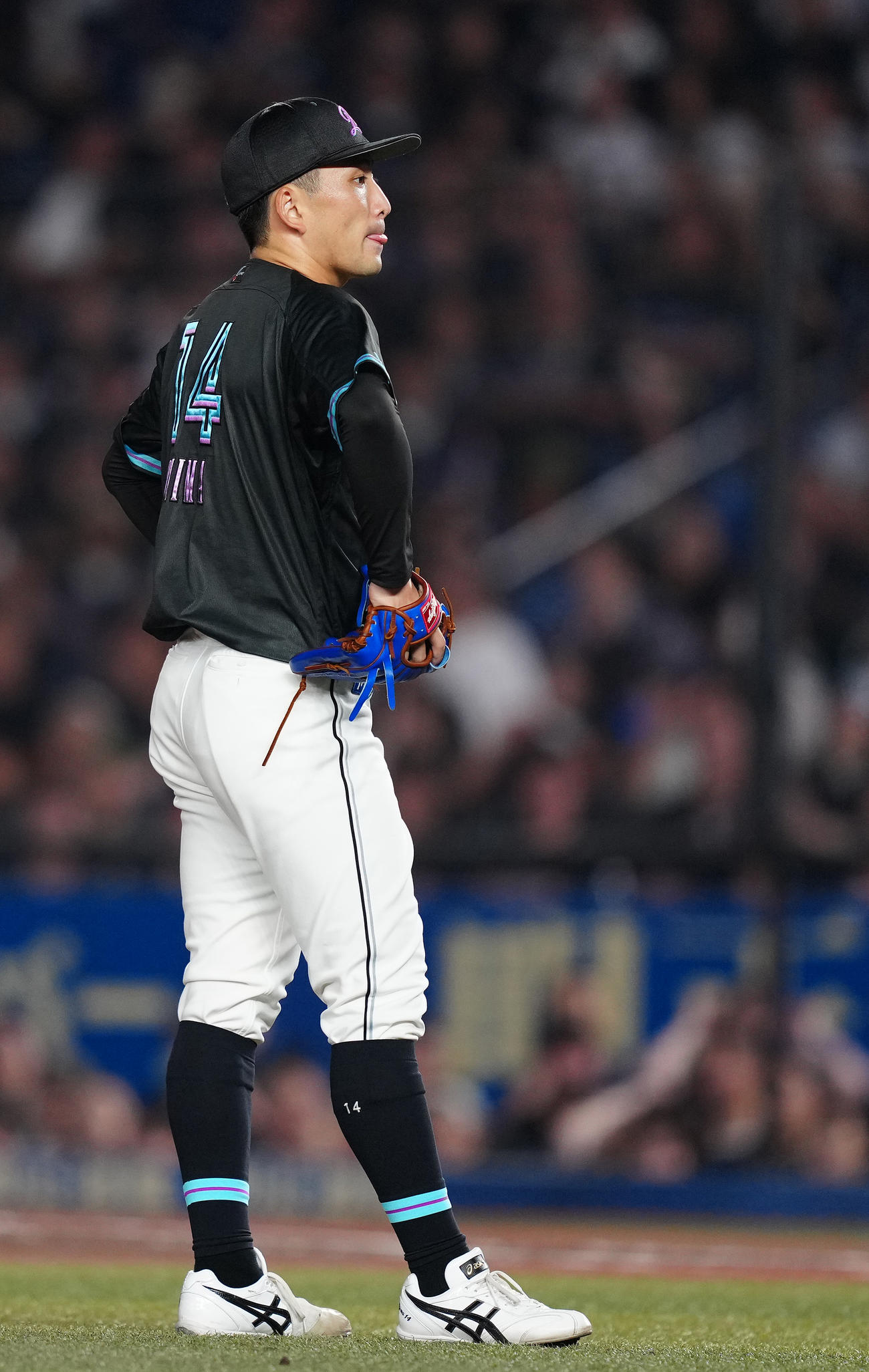 ロッテ対オリックス　5回表オリックス2死満塁、頓宮に先制の押し出し四球を与え、浮かない表情の小島（撮影・鈴木みどり）