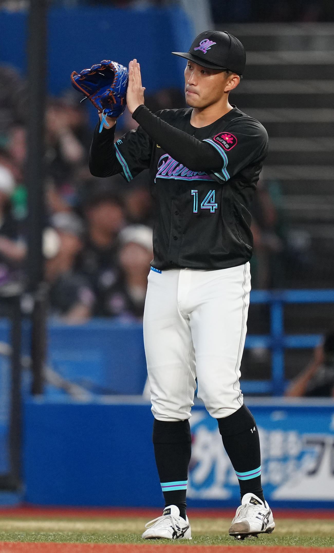 ロッテ対オリックス　2回表まで無失点に抑え、グラブをたたくロッテ小島（撮影・鈴木みどり）