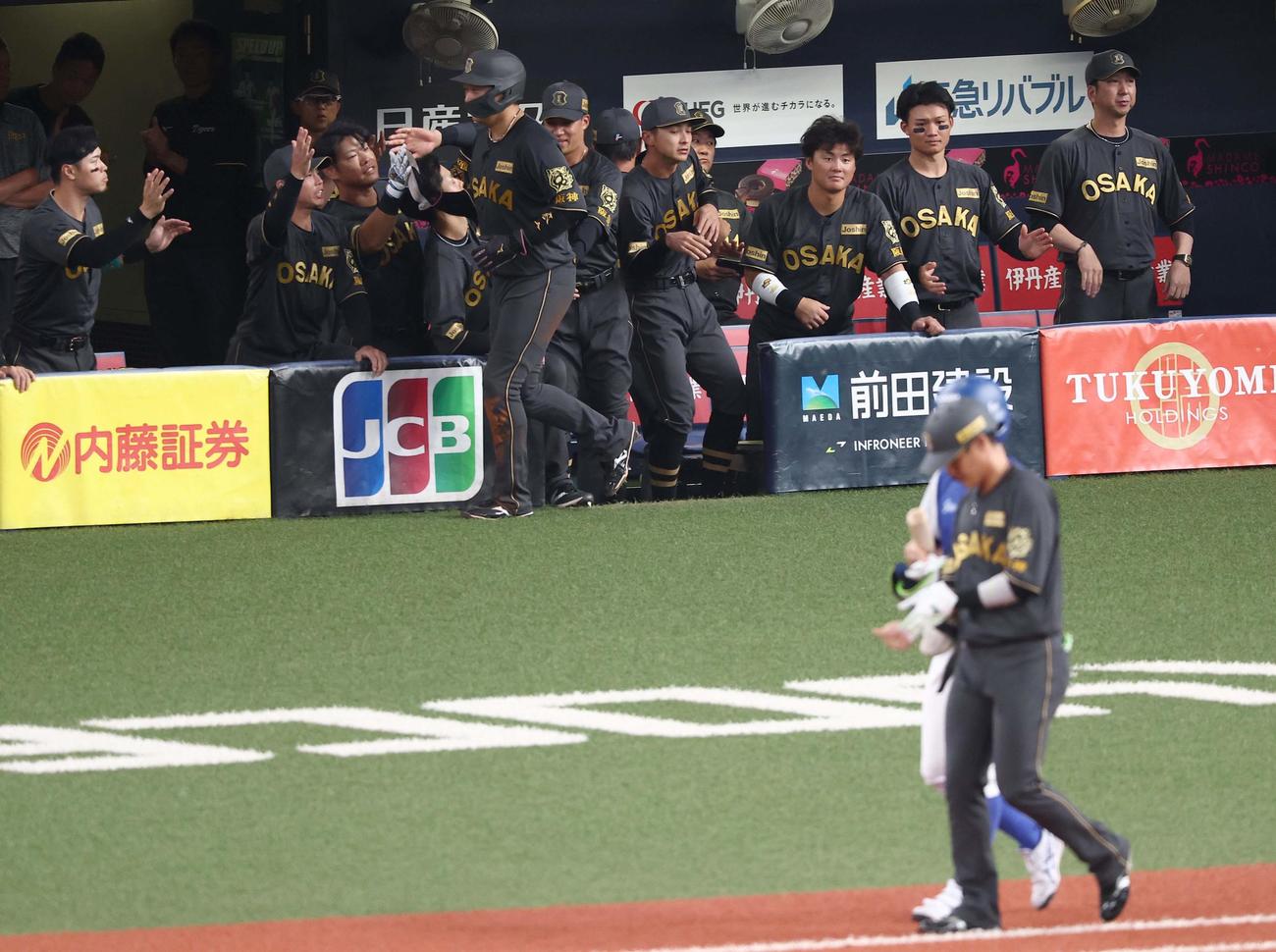 阪神対ヤクルト　8回裏阪神2死満塁、木浪（手前）の押し出し四球で生還した大山はナインとハイタッチする（撮影・上田博志）