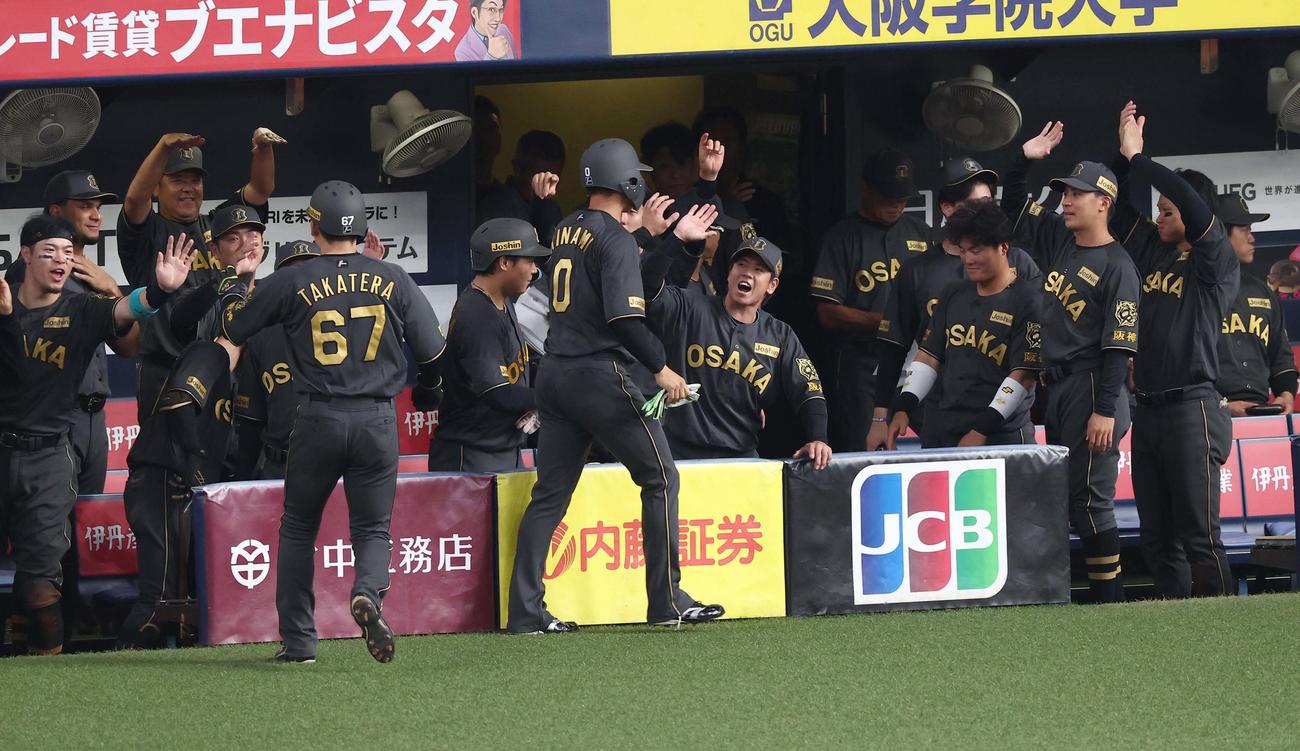 阪神対ヤクルト　8回裏阪神2死満塁、押し出し四球を選んだ木浪（中央）はナインとハイタッチをする（撮影・上田博志）