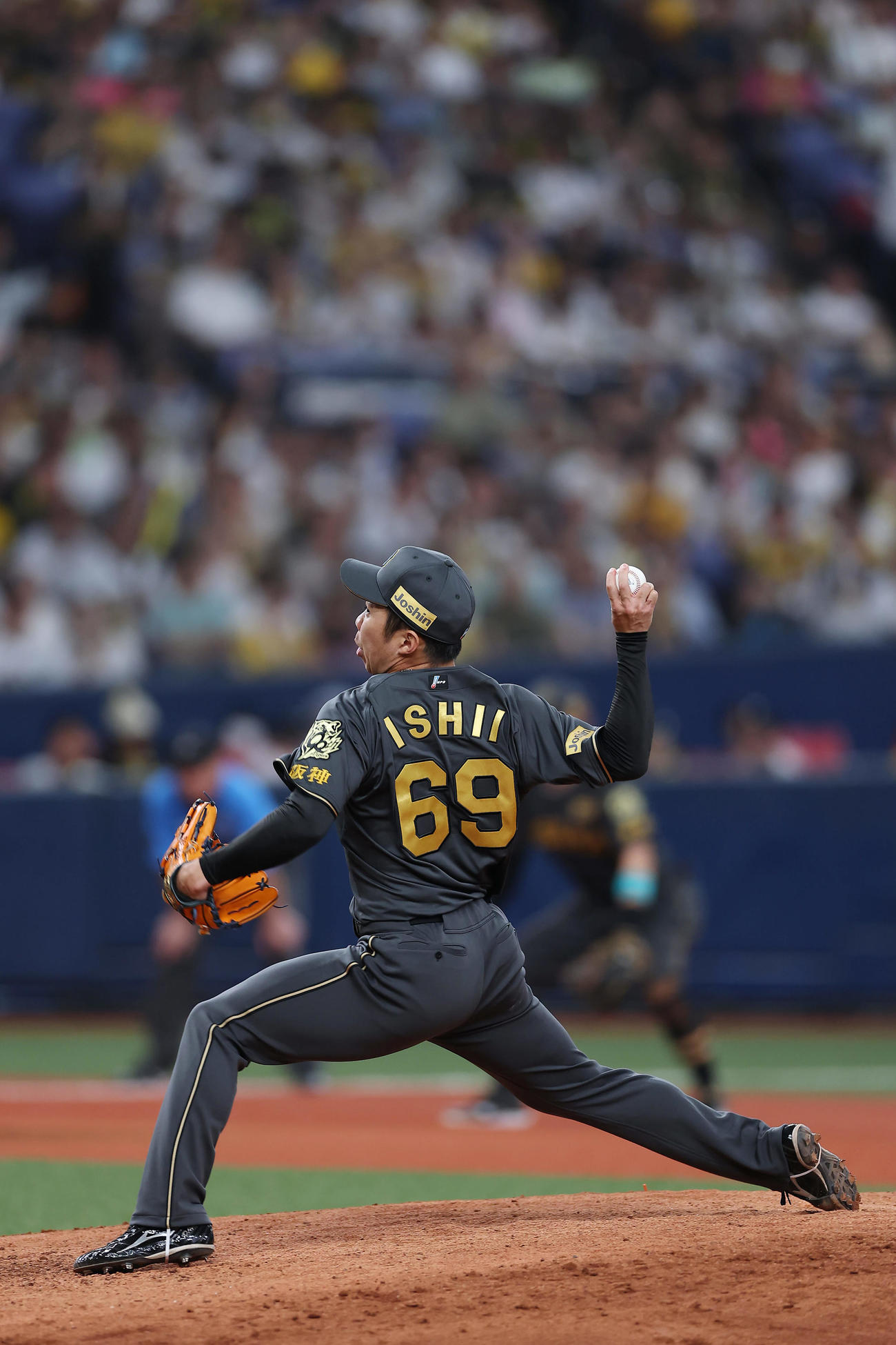 阪神対ヤクルト　9回表、力投する阪神5番手の石井（撮影・前田充）