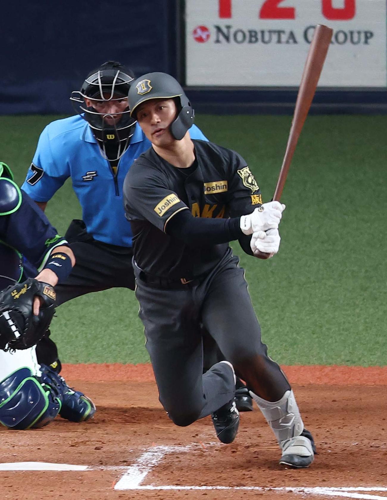 阪神対ヤクルト　8回裏阪神2死一塁、坂本は内野安打を放つ（撮影・上田博志）