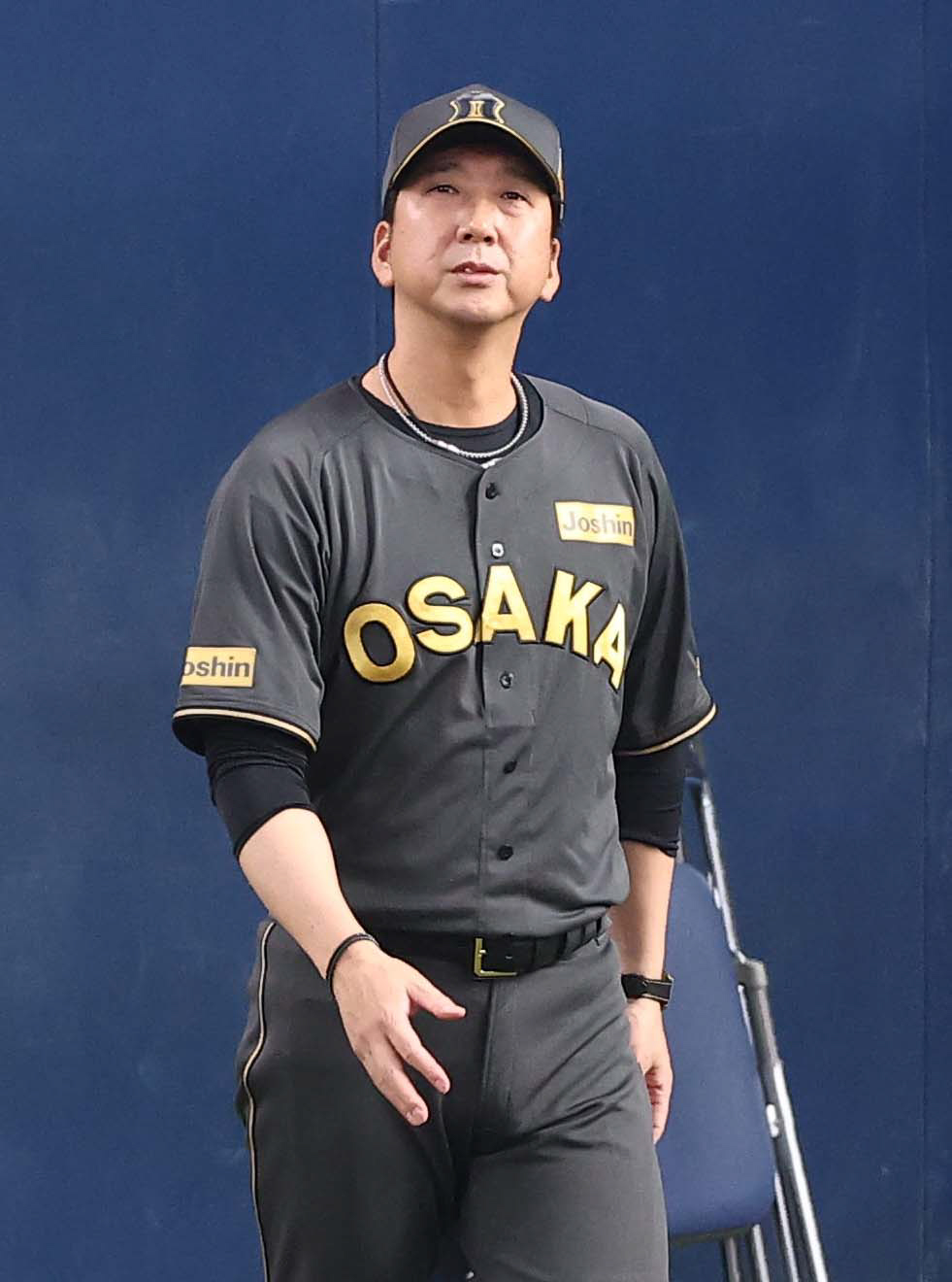 阪神対ヤクルト　選手交代を告げる藤川監督（撮影・上田博志）