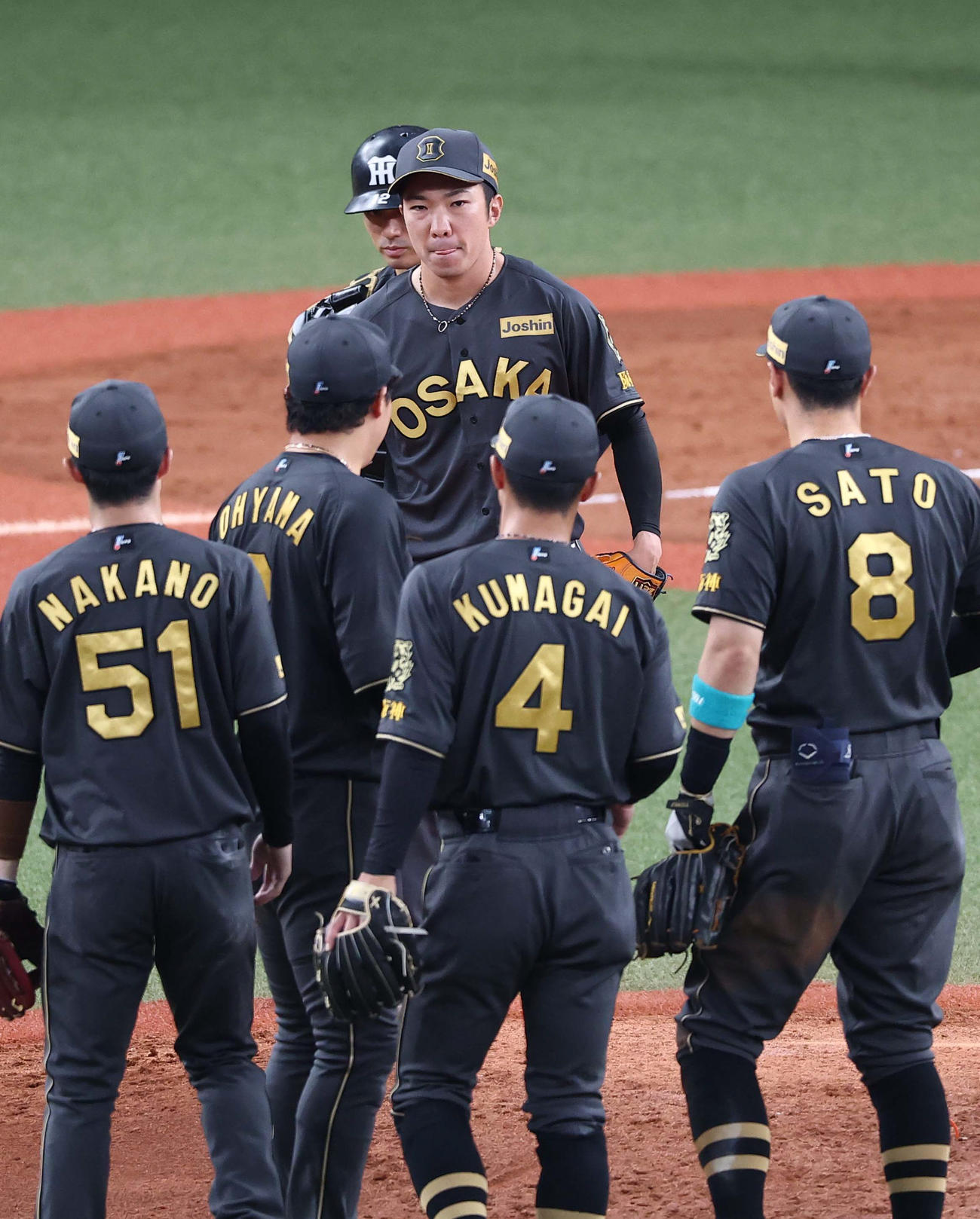 阪神対ヤクルト　38試合連続無失点を達成した石井（中央）はナインから祝福を受ける（撮影・上田博志）